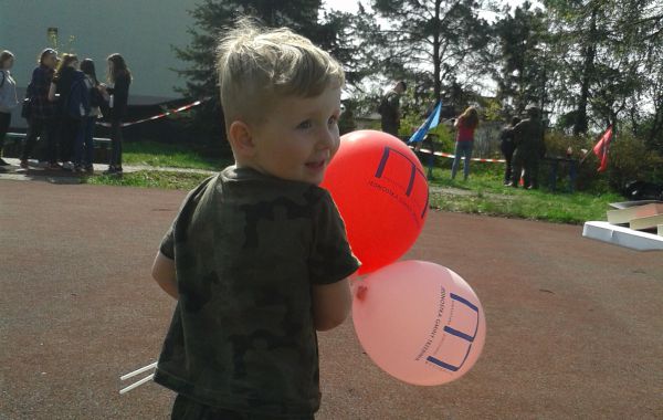 Dziecko z dwoma balonikami