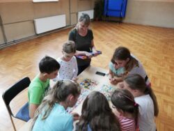 Sylwia Cygnar wraz z dziećmi w trakcie gier planszowych