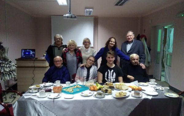Członkowie TeKi wraz z zaproszonymi przez siebie gośćmi przy stole wigilijnym