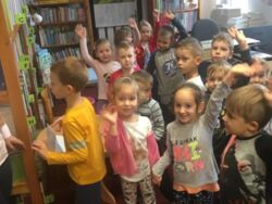 Dzieci biorące udział w lekcji bibliotecznej na filii w Psarach