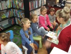 Dzieci biorące udział w lekcji bibliotecznej