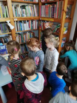 Dzieci biorące udział w lekcji bibliotecznej na filii w Psarach