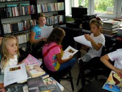 Dzieci podczas czytania i oglądania książek