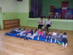 Dzieci podczas słuchania opowiadań o Chopinie