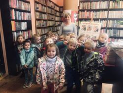 Przedszkolaki podczas zwiedzania Biblioteki w ramach lekcji bibliotecznej