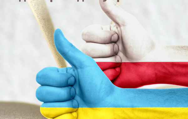 Grafika promująca wydarzenie. Na niej 2 dłonie z podniesionymi kciukami w barwach Polski i Ukrainy. Pod nimi – otwarta książka