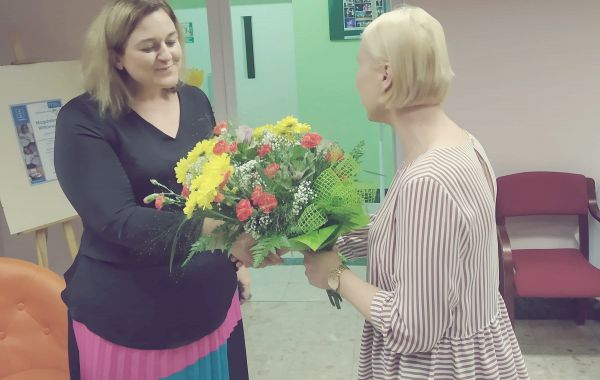 Dyrektor MBP Marta Sikora wręcza kwiaty Magdalenie Witkiewicz