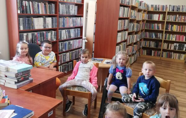 Dzieci uczestniczące w lekcji bibliotecznej