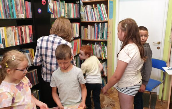 Dzieci biorące udział w lekcji bibliotecznej