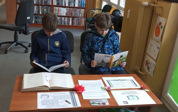 2 chłopców podczas czytania