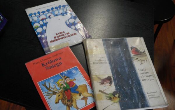 Trzy książki przygotowane przez bibliotekarza do zajęć z dziećmi