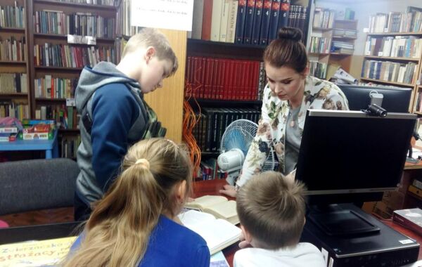 Bibliotekarz objaśnia dzieciom zasady jak na co dzień funkcjonuje Biblioteka