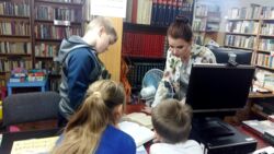 Bibliotekarz objaśnia dzieciom zasady jak na co dzień funkcjonuje Biblioteka