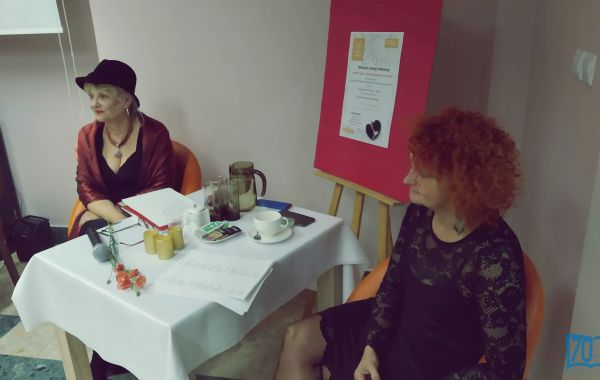 Barbara Jurczyk i Katarzyna Pilch przy stoliku podczas wieczoru poetyckiego