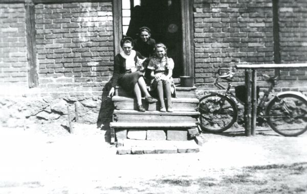 Zwycięska fotografia, a na niej trzy osoby przed domem, którego już nie ma