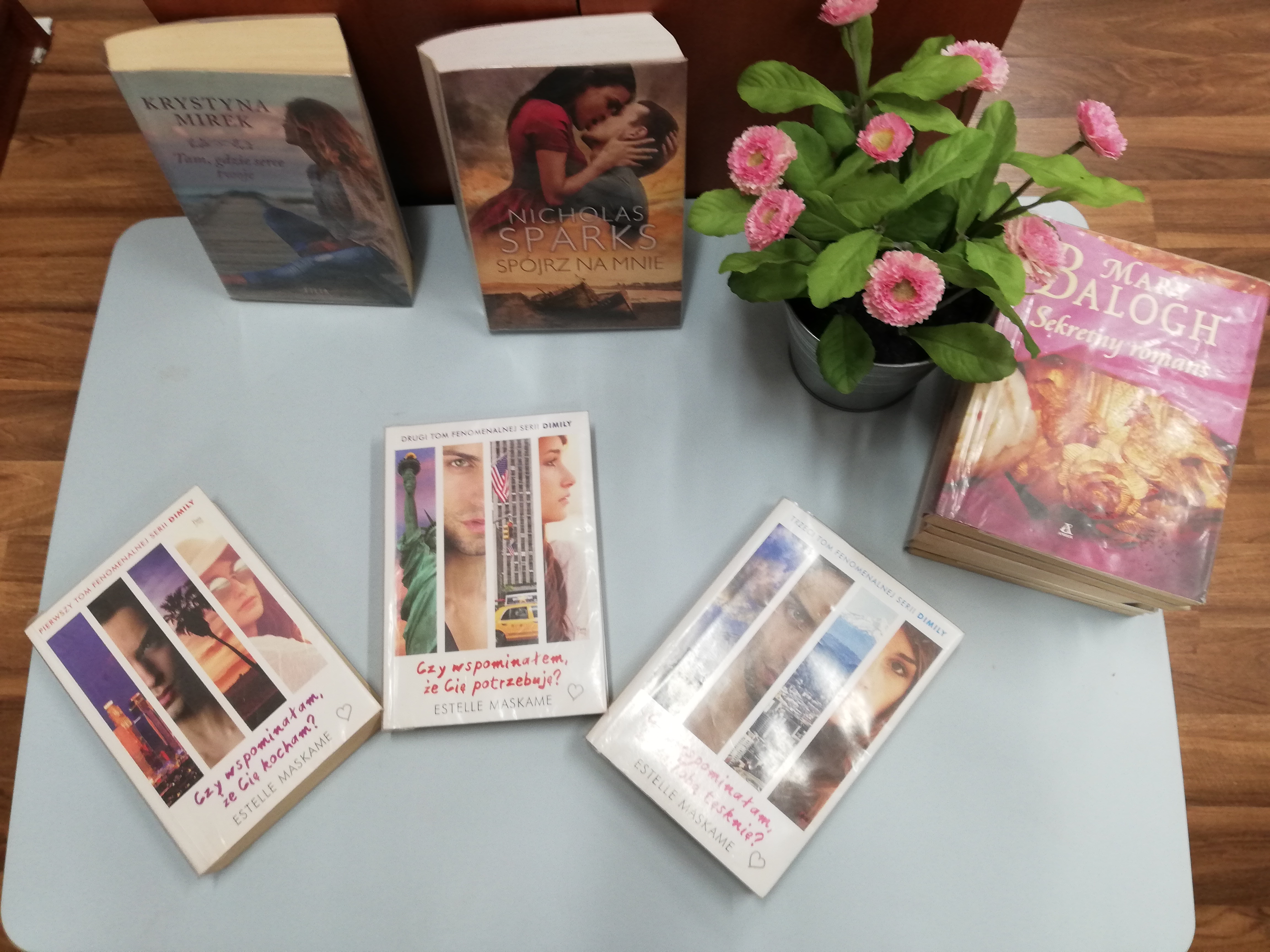 Wystawka prezentująca przykładowe książki o tematyce miłosnej