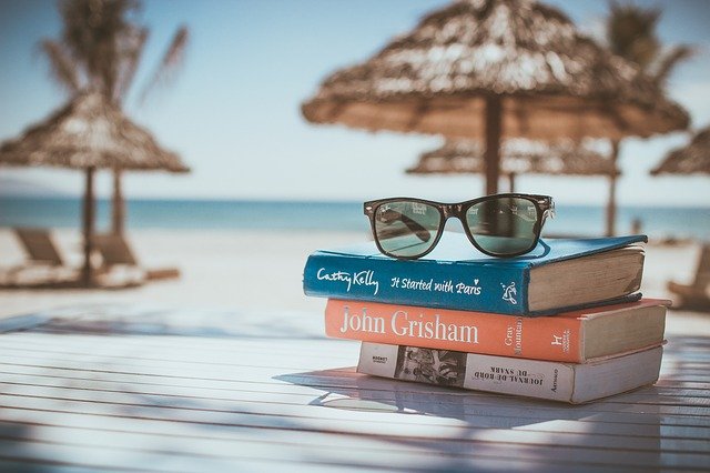 Okulary na książce, a w tle szumiące morze